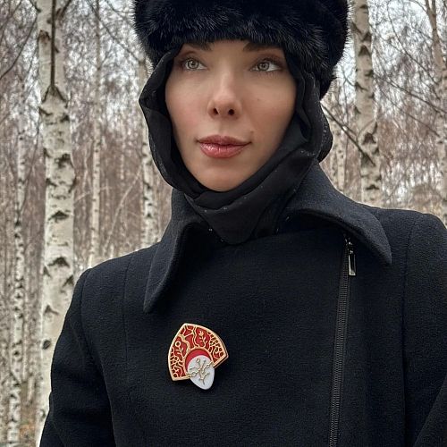 Брошь "Голубушка Оленька" красная OXIOMA / ОКСИОМА