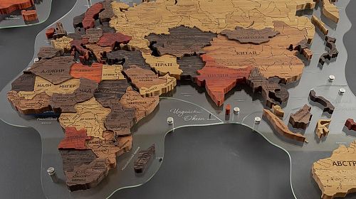Карта мира многоуровневая из ценных пород дерева CUTWOOD, в интерьере, красивая, объемная